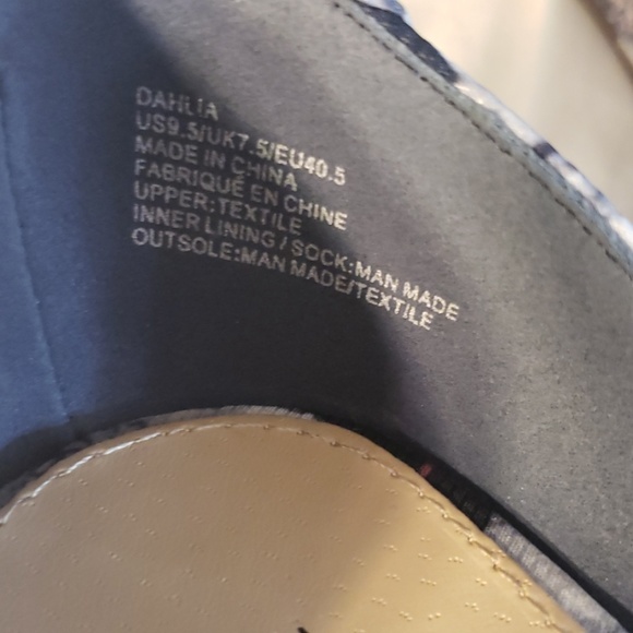 Brand new tie up floral wedges - Picture 7 of 7